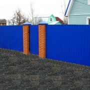 синий забор из профнастила