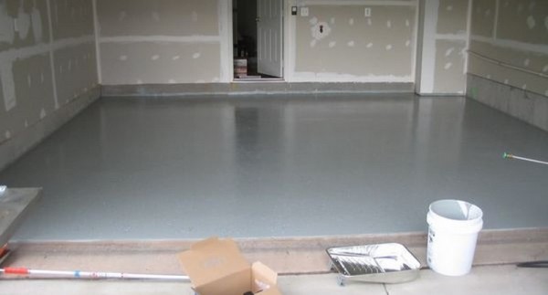 Чем покрасить бетонный пол в бане, на улице, чтобы не пылил: видео-инструкция и фото