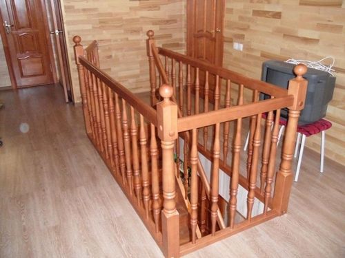 Деревянные перила для лестниц: фото столбов в доме, как установить резные заходные своими руками, как крепитьШикарные