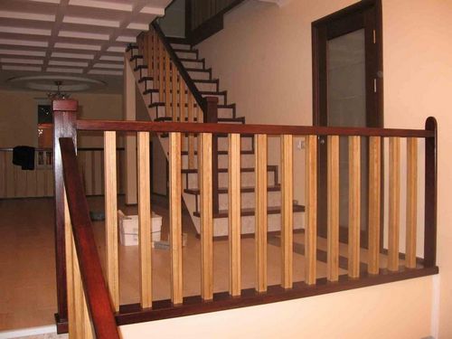 Деревянные перила для лестниц: фото столбов в доме, как установить резные заходные своими руками, как крепитьШикарные
