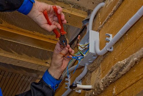 Электропроводка в деревянном доме – пошаговая инструкция