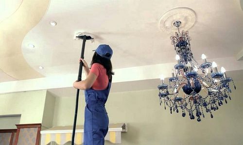 Как мыть натяжные потолки: чем помыть в домашних условиях, можно ли ухаживать за матовым потолком, без разводов