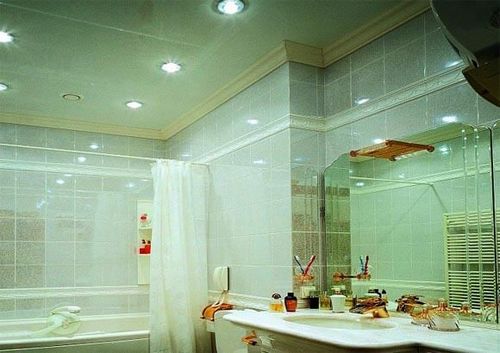 Как поклеить плинтус потолочный для ванной комнаты, фотопримеры и видео