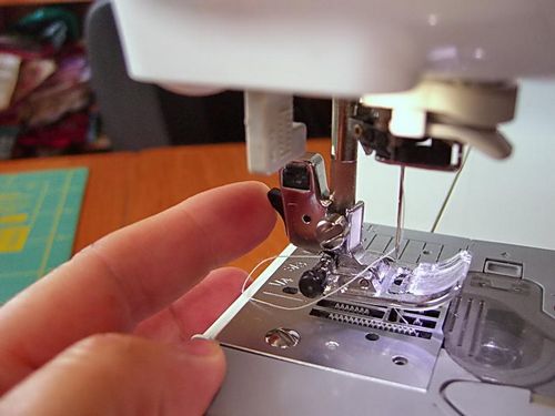 Как заправить нитку в швейную машинку: вставить правильно, схема, как вдеть верхнюю, машинка старого образца