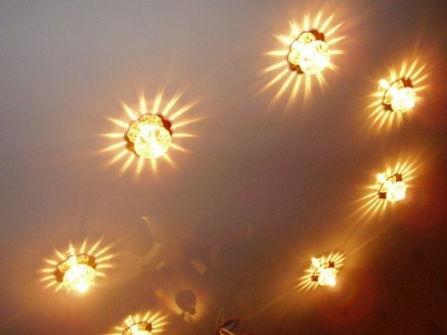 Какие светильники лучше для натяжного потолка: светодиодные лампы, как выбрать точечные, какие подойдут лампочки