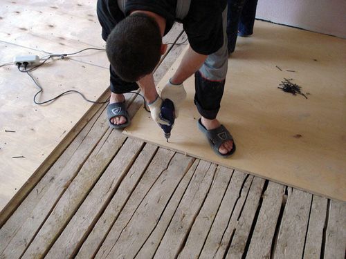 Можно ли класть плитку на деревянный пол: как положить на наливной кафель, укладывать на стяжку, дома подготовка