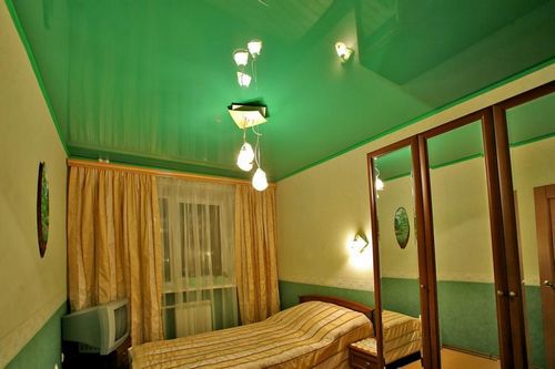 Освещение в спальне с натяжными потолками: с точечными светильниками, фото подсветки