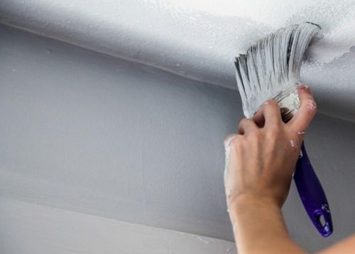 Покраска потолка: как своими руками, правильные способы, как сделать площадь в доме, дефекты и разводы, пятна