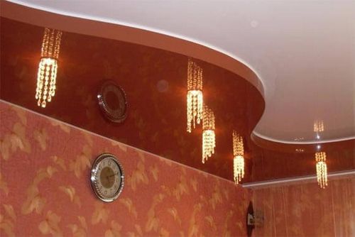 Расположение светильников на натяжном потолке, какая мощность допустима для конструкции, энергосберегающие и выносные приборы - характеристика, смотрите на фото и видео