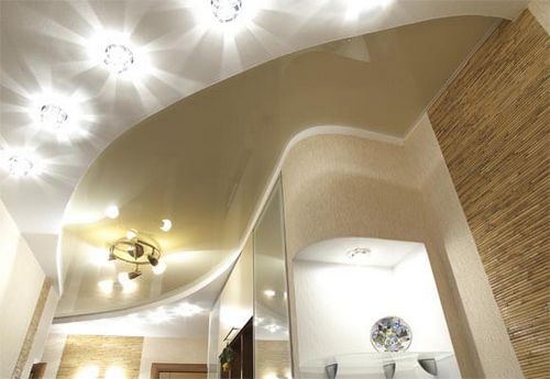Расположение светильников на натяжном потолке, какая мощность допустима для конструкции, энергосберегающие и выносные приборы - характеристика, смотрите на фото и видео