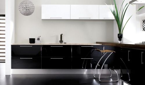 Темная кухня с темной столешницей фото: светлая, стеклянные столы, отзывы, цвет черный, дизайн с темным фартуком, бежевые фасады, видео
