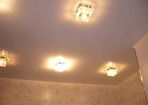 Установка светильников в натяжной потолок, как сделать монтаж и крепление, фото и видео примеры