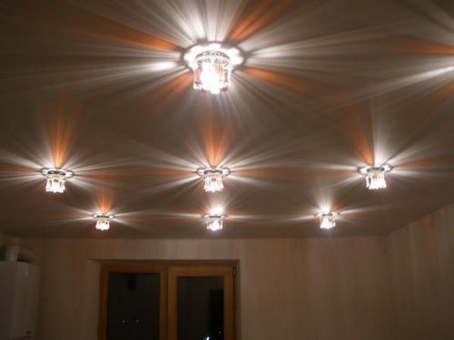 Установка светильников в натяжной потолок: монтаж подсветки, как сделать и какие можно, точечное освещение