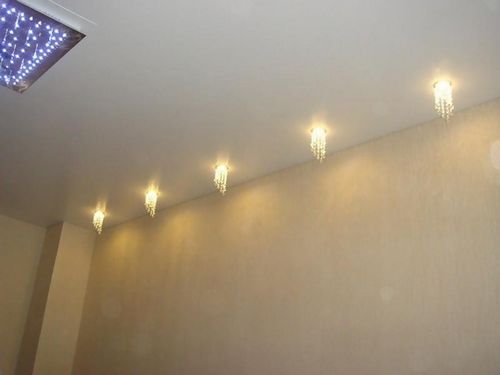 Установка светильников в натяжной потолок: монтаж подсветки, как сделать и какие можно, точечное освещение