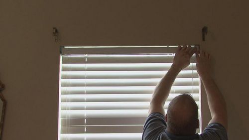 Жалюзи в спальню: фото пластиковых окон, красивые и современные шторы 2017, вертикальные и горизонтальные в интерьере