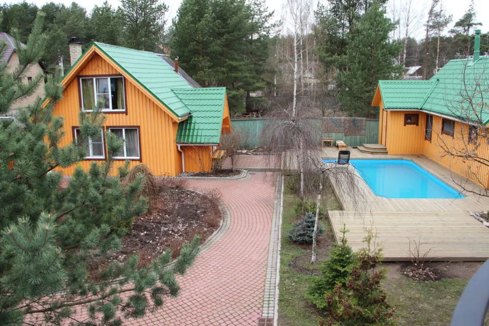 баня с зеленой крышей и бассейном