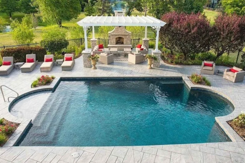 Дом с бассейном во дворе