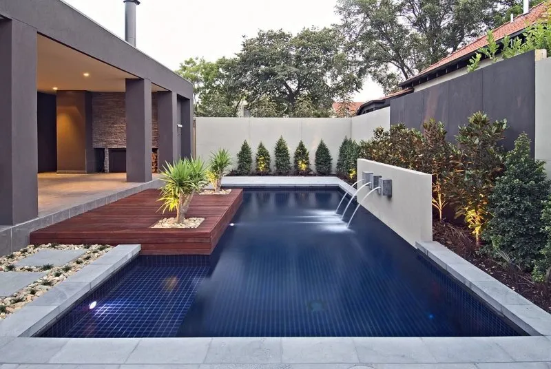 Задний двор с бассейном стиле Модерн