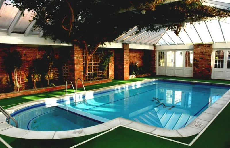 Дом с бассейном во дворе