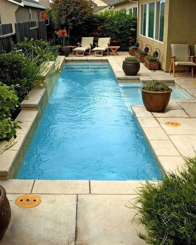 Красивый дворик с бассейном
