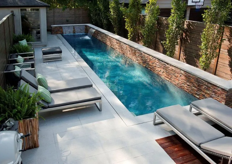Красивый двор с бассейном