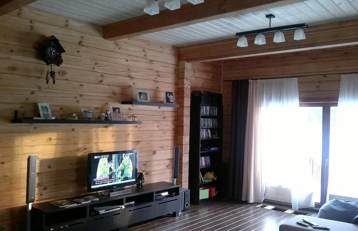 Дизайн гостиной в деревянном доме_экостиль