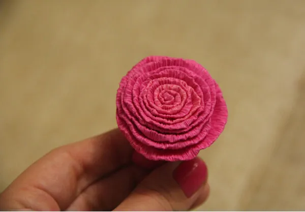 Готовый цветок из бумажной ленты