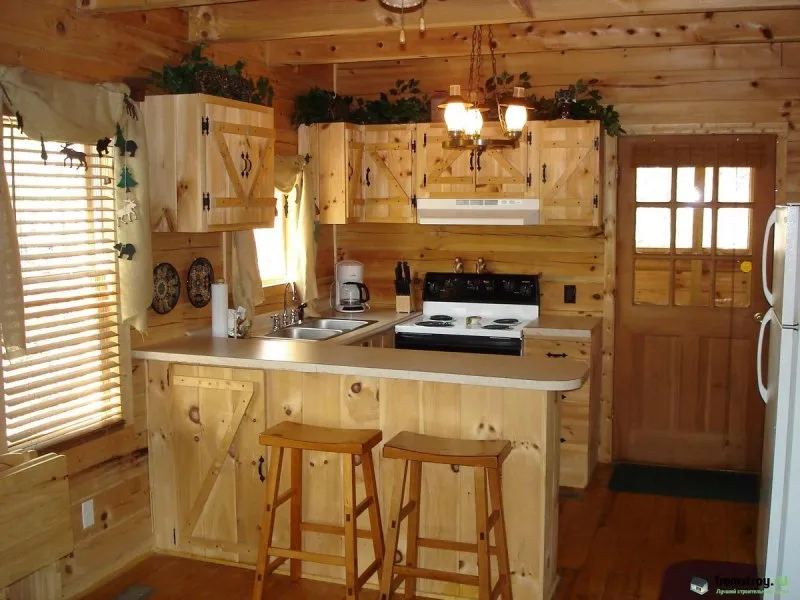 Кухня в маленьком деревянном доме