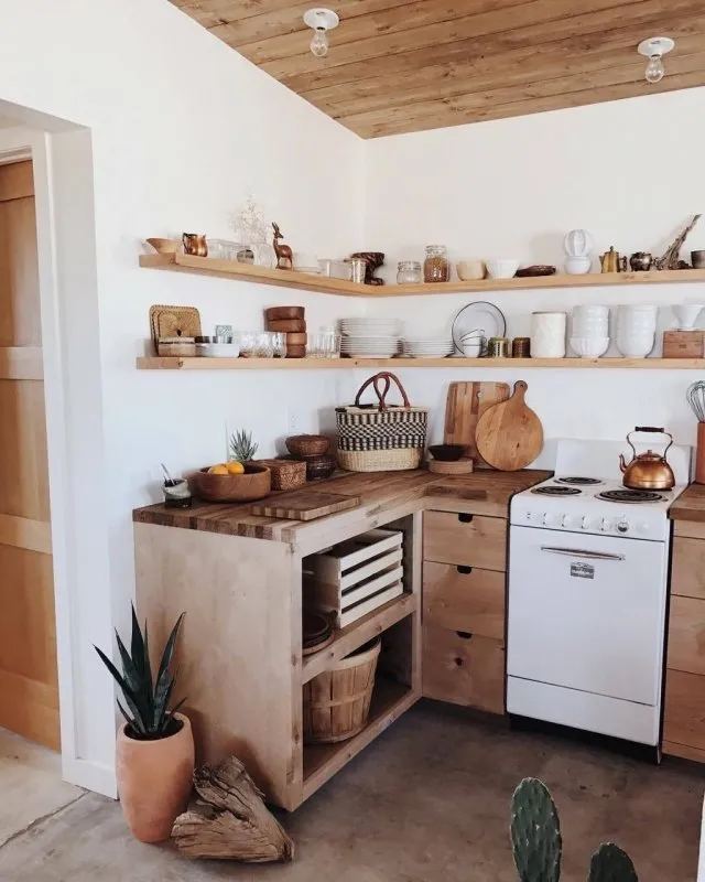 Маленькая кухня в деревянном стиле