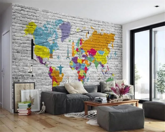 Граффити в виде карты мира на кирпичной стене гостиной