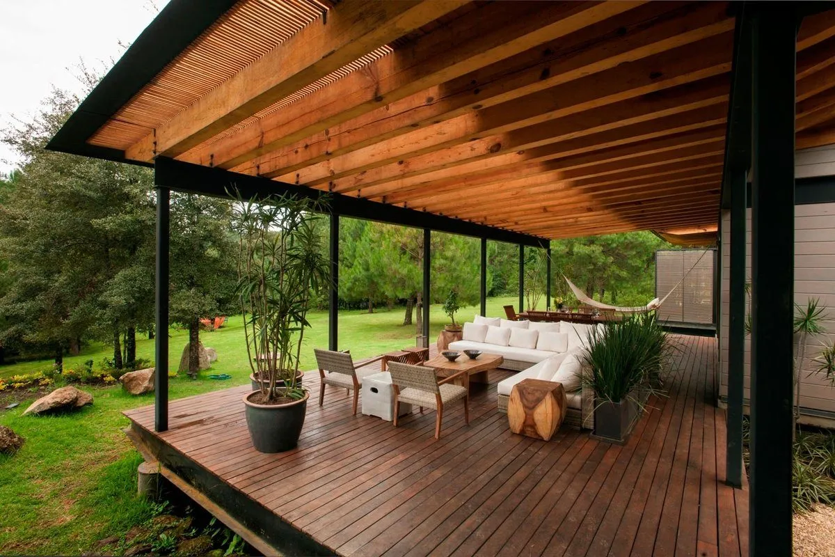 Веранда к дому из дерева — идеальное место для отдыха в эко-стиле