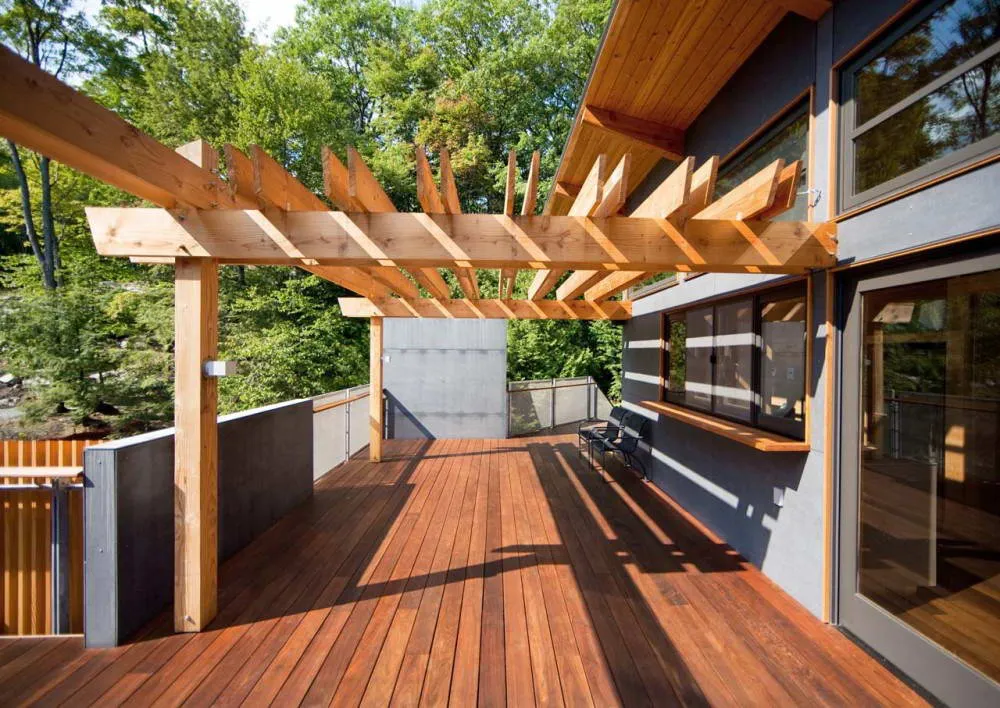 Веранда к дому из дерева — идеальное место для отдыха в эко-стиле