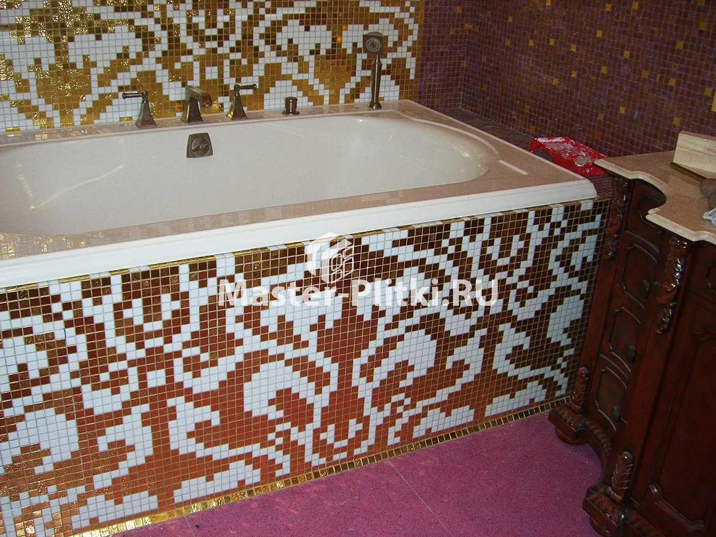 мозаика золото ванна
