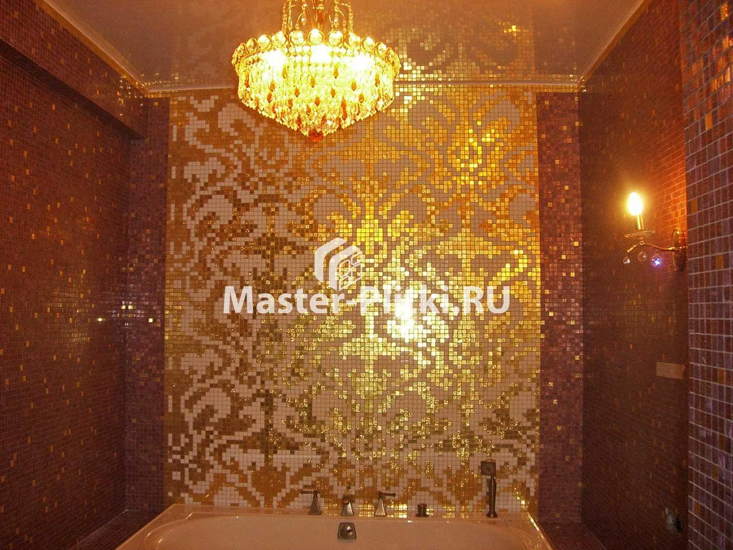 золотая мозаика в ванной комнате фото