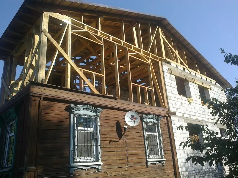 Двухэтажная пристройка к деревянному дому