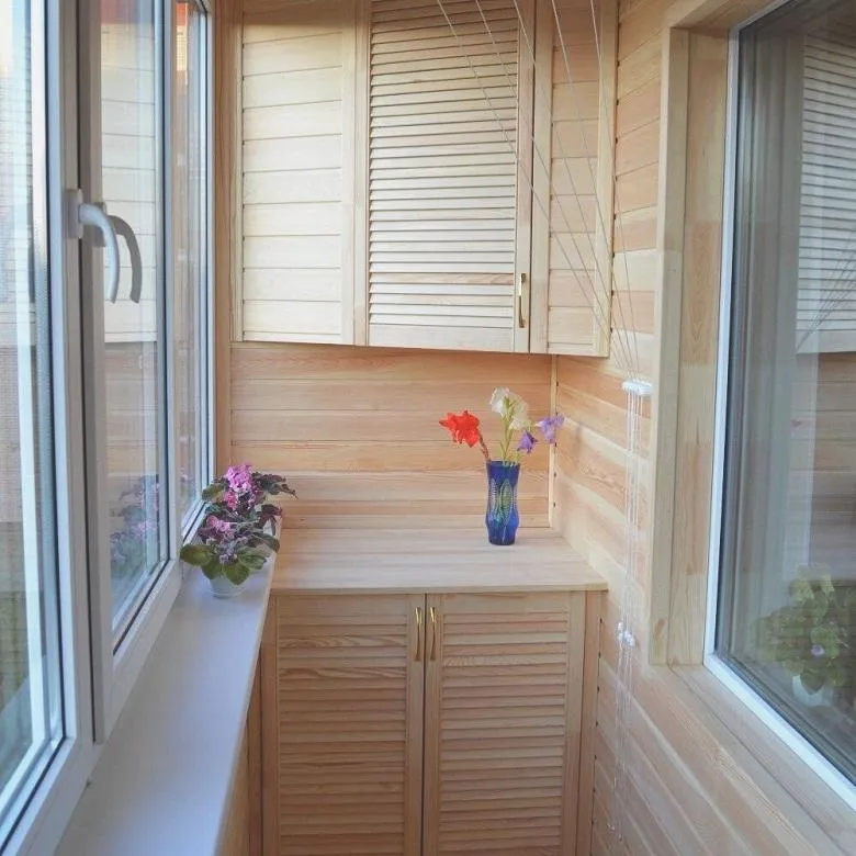 дизайн балкона со шкафом