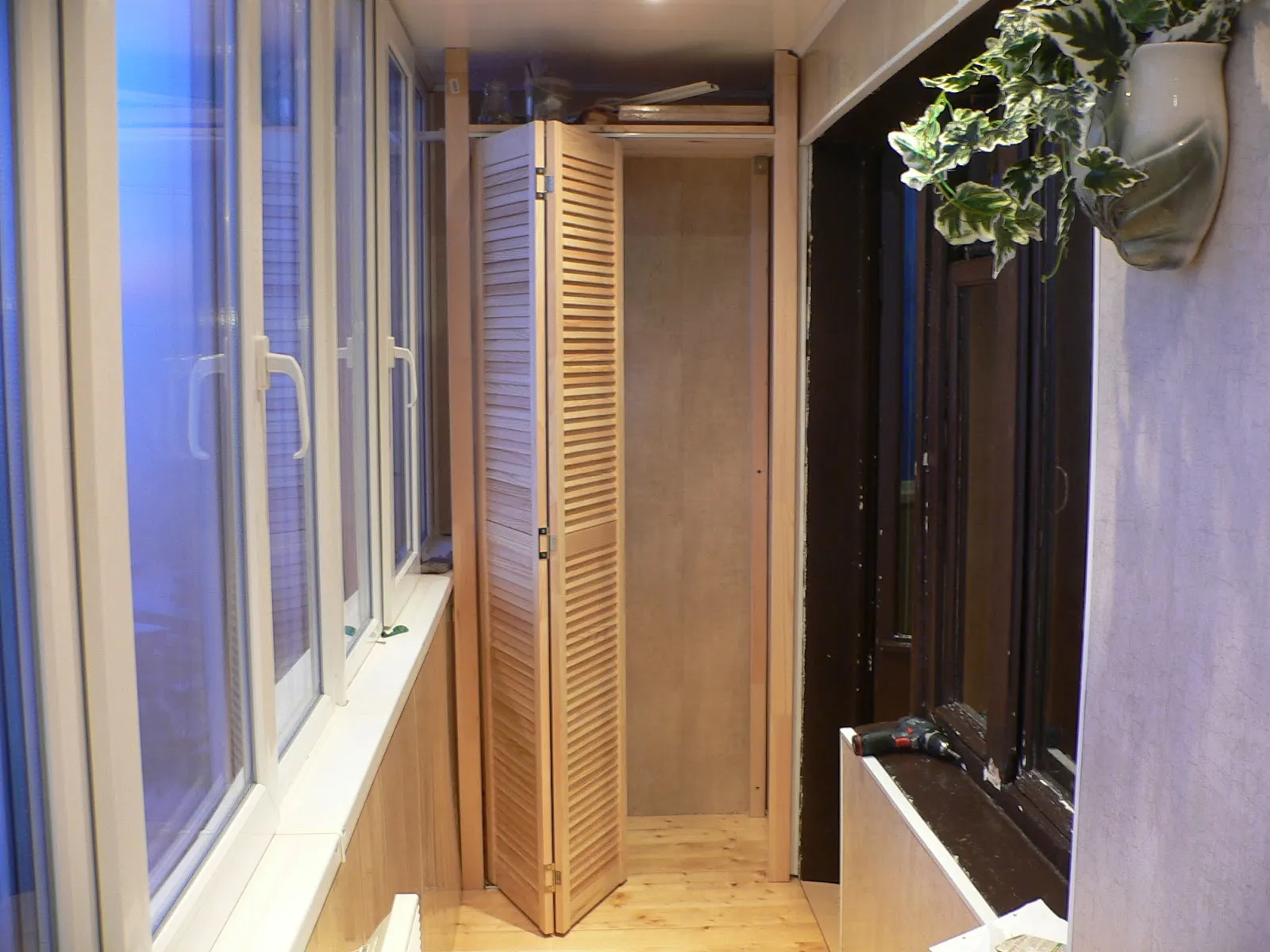 дизайн балкона со шкафом