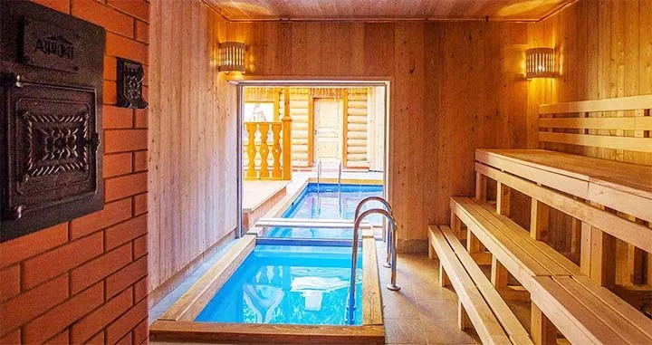 Деревянная баня с бассейном