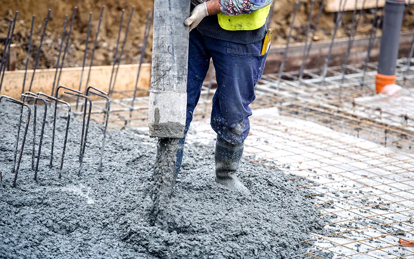Для пола лучше использовать бетон марки М-400, рекомендуемая толщина заливки 10-15 см