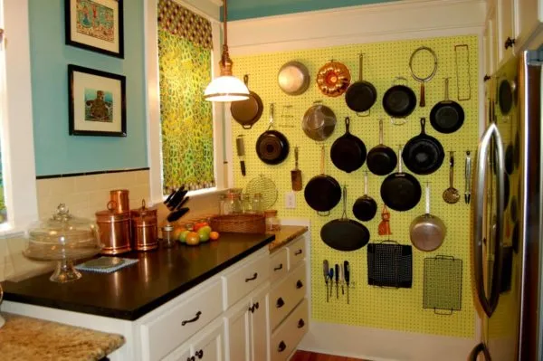 Как обыграть пустую стену на кухне - идеи дизайна и украшений