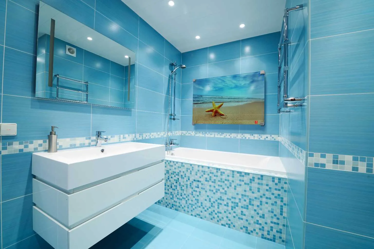 Бело-голубая ванная комната без унитаза в морском стиле