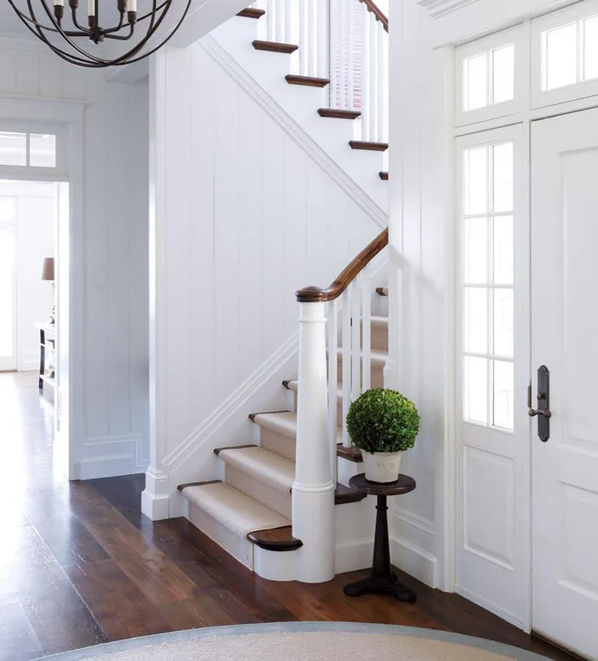Дизайн входного проема с лестницей в частном доме.