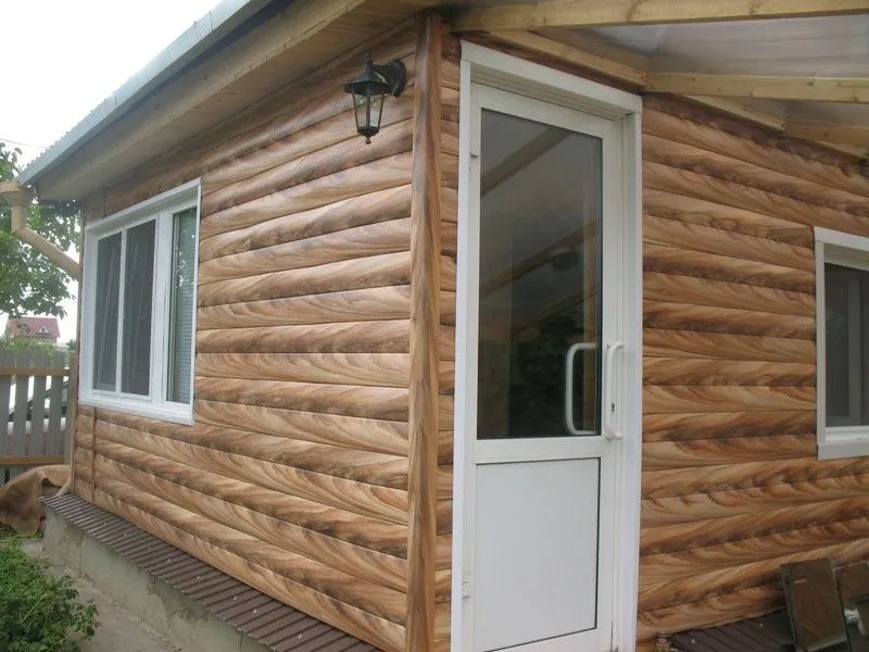 Дачный домик, обшитый металлическим блок Хаусом  с ярковыраженный текстурой дерева