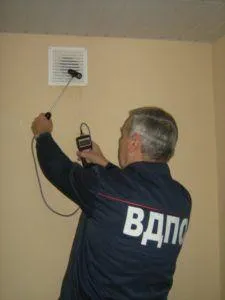 Фото: проверка естественной вентиляции в доме