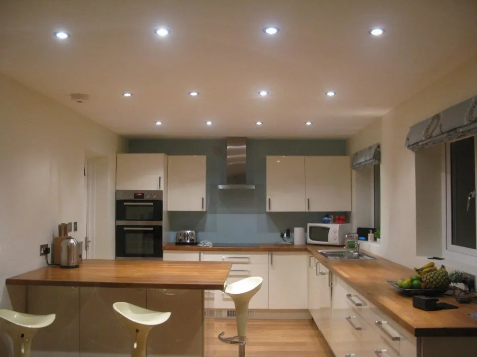 Встроенные светильники на кухне