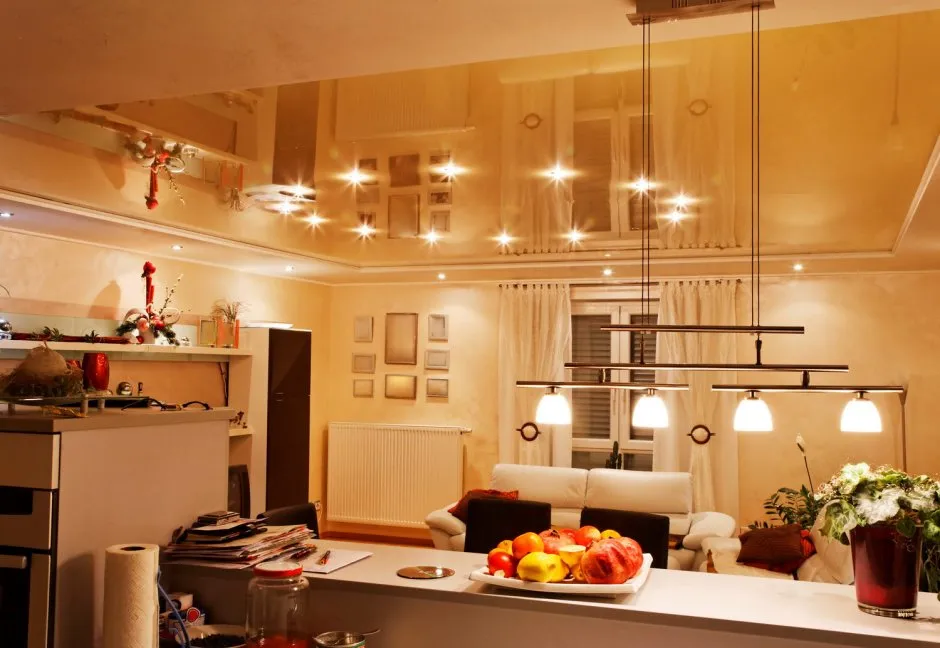 Натяжной потолок на кухне с лампочками