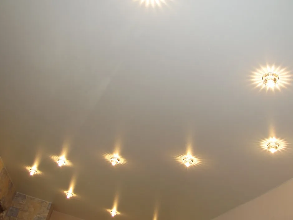 Расположение лампочек на потолке