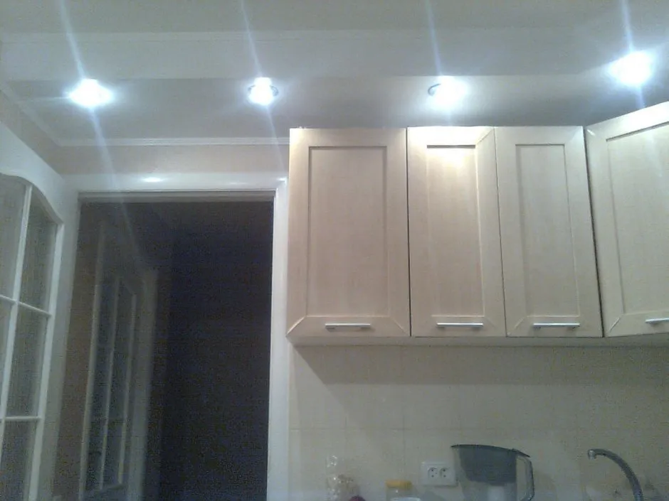 Точечные светильники на кухне размещение