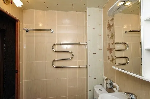 На фото: короб в ванной или санузле скрывает страшные канализационные трубы