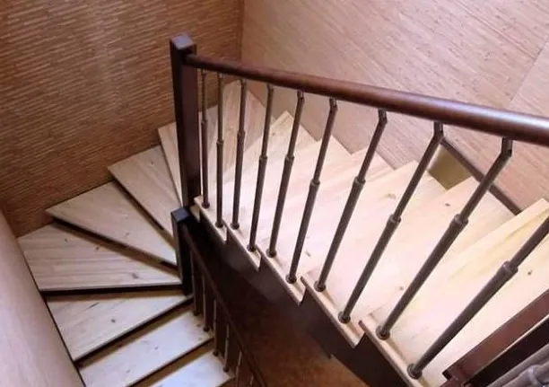 Деревянная лестница с забежными поворотами